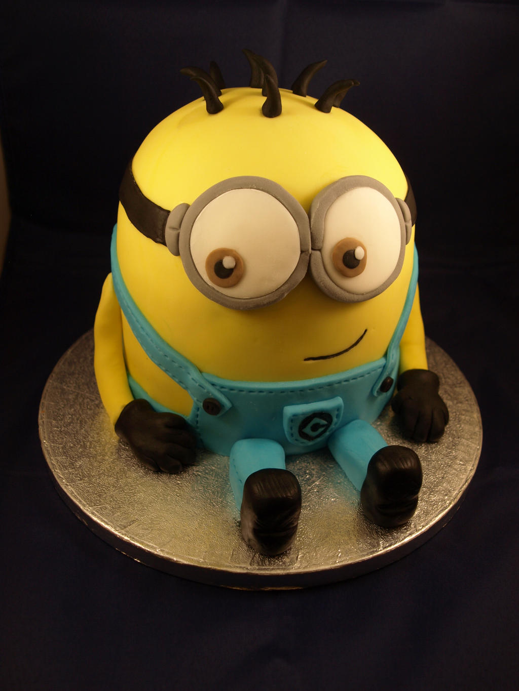 despicable_me__minion_cake_by_sparks1992-d5v1991.jpg