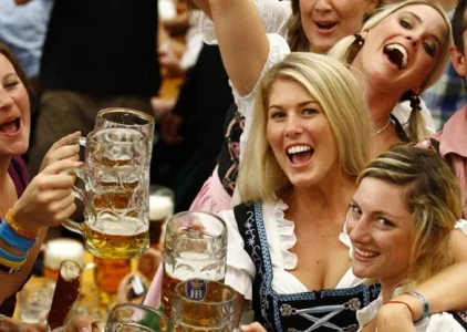 Girls-at-Oktoberfest-Germany.webp