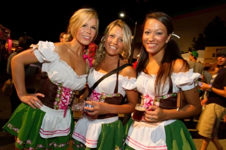 364361.girls-in-dirndl-at-fremont-oktoberfest-Copy.webp