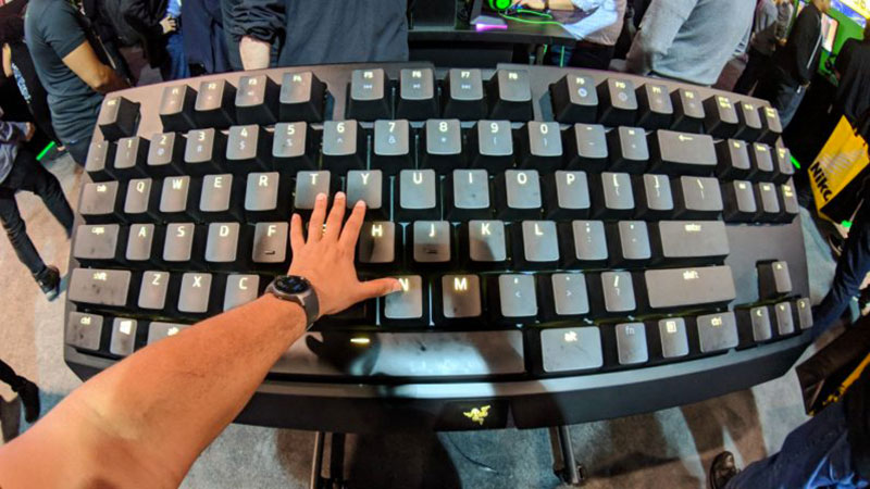 razer-clavier-mecanique-geant-demo-vide.jpg