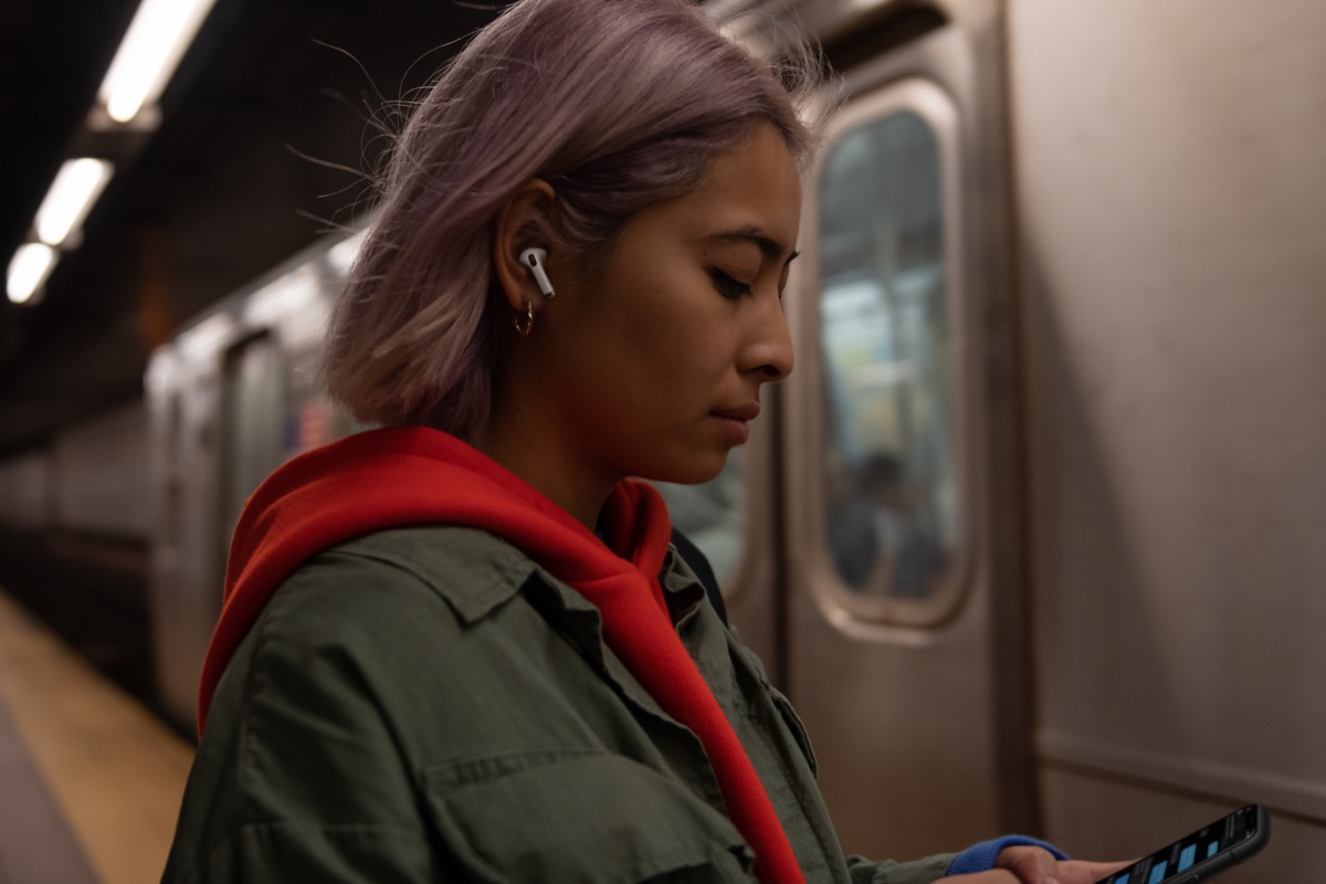 Apple_AirPods-Pro_Lifestyle_102819.jpg