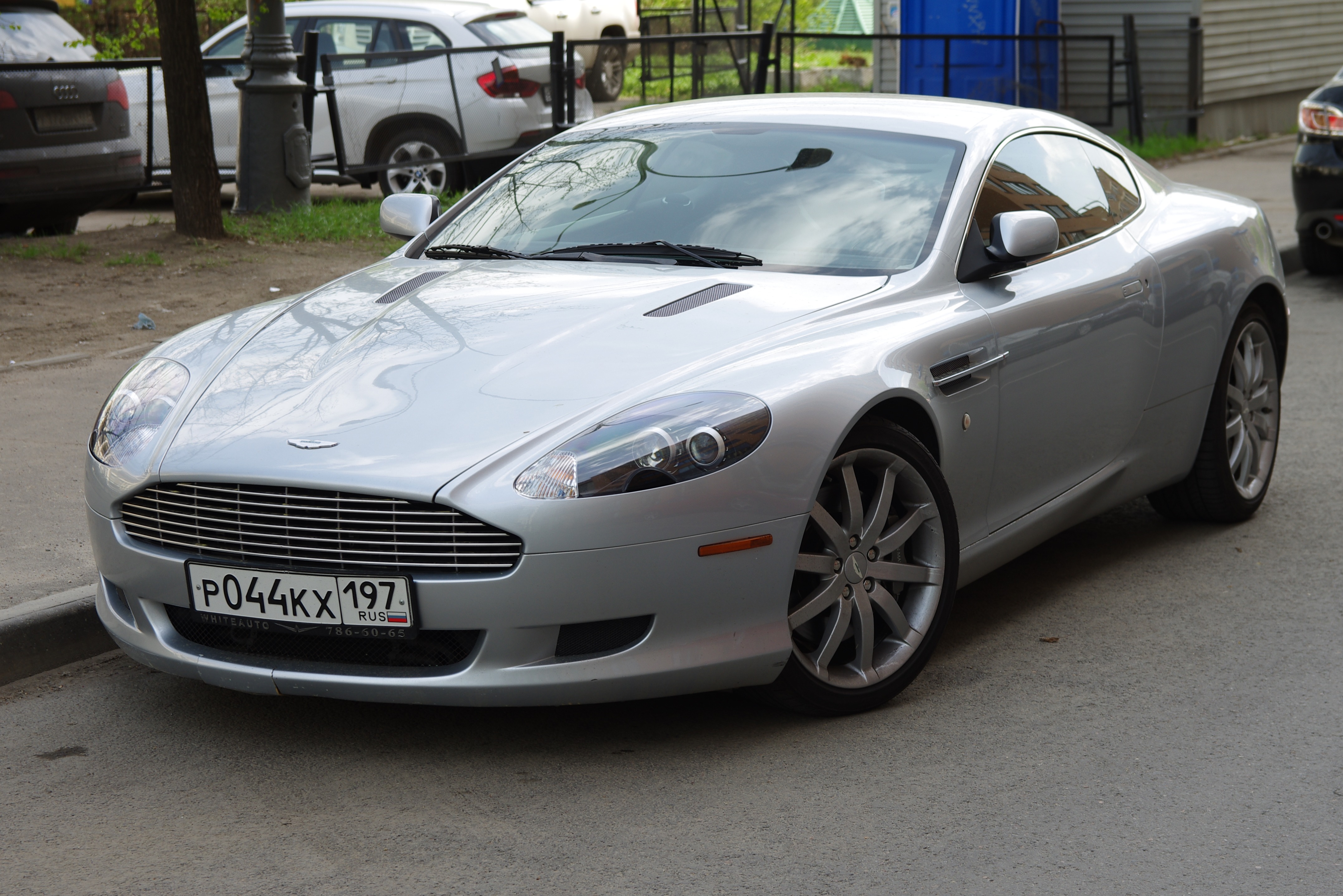 Aston_Martin_DB9_coupe_02.jpg